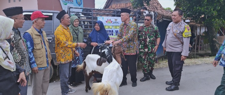 Ketua Baznas Kabupaten Rembang, Moh. Ali Anshory menyerahkan bantuan kambing kepada warga Desa Sudo Kecamatan Sulang, di balai desa setempat,Kamis (13/11/2025).
