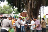 Anggota Satlantas Polres Demak melaksanakan kegiatan Jum’at Berkah dengan berbagi kepada sesama sekaligus melakukan sosialisasi menjelang pelaksanaan Operasi Zebra Candi 2025, Jumat (14/11/2025).