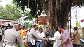Anggota Satlantas Polres Demak melaksanakan kegiatan Jum’at Berkah dengan berbagi kepada sesama sekaligus melakukan sosialisasi menjelang pelaksanaan Operasi Zebra Candi 2025, Jumat (14/11/2025).