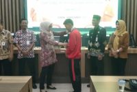 Bupati Demak, Eisti’anah menyerahkan hadiah kepada salah satu atlet pelajar berprestasi di Gedung Gradhika Bina Praja, Jum’at (14/11/25).