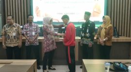 Bupati Demak, Eisti’anah menyerahkan hadiah kepada salah satu atlet pelajar berprestasi di Gedung Gradhika Bina Praja, Jum’at (14/11/25).