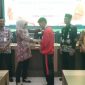 Bupati Demak, Eisti’anah menyerahkan hadiah kepada salah satu atlet pelajar berprestasi di Gedung Gradhika Bina Praja, Jum’at (14/11/25).