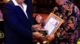 Wakil Kepala Badan Reserse Kriminal Polri, Inspektur Jenderal Polisi Nunung Syaifuddin, menyerahkan penghargaan kepada Kepala Departemen Penyidikan Sektor Jasa Keuangan OJK, Feriansyah dalam acara Rapat Koordinasi Korwas PPNS Tahun Anggaran 2025 yang diselenggarakan di Jakarta (23/10).