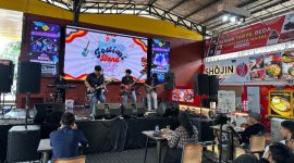Salah satu peserta Festival Band Pelajar, dalam rangka Perayaan Hari Ulang Tahun ke-57 LPPL Radio Pesona Wonosobo yang berlangsung di Allure Wonosobo, Sabtu malam (15/11).