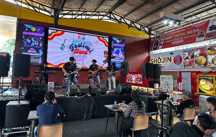 Salah satu peserta Festival Band Pelajar, dalam rangka Perayaan Hari Ulang Tahun ke-57 LPPL Radio Pesona Wonosobo yang berlangsung di Allure Wonosobo, Sabtu malam (15/11).