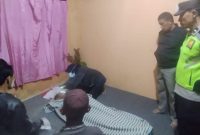 Tim Identifikasi Polres Purbalingga  bersama tenaga kesehatan Puskesmas Kaligondang melakukan pemeriksaan terhadap jenazah S (40), 
Warga Desa Lamongan, Kecamatan Kaligondang, Kabupaten Purbalingga yang tewas gantung diri, Sabtu (15/11/2025) malam.