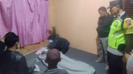 Tim Identifikasi Polres Purbalingga  bersama tenaga kesehatan Puskesmas Kaligondang melakukan pemeriksaan terhadap jenazah S (40), 
Warga Desa Lamongan, Kecamatan Kaligondang, Kabupaten Purbalingga yang tewas gantung diri, Sabtu (15/11/2025) malam.