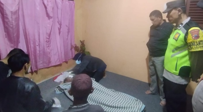 Tim Identifikasi Polres Purbalingga  bersama tenaga kesehatan Puskesmas Kaligondang melakukan pemeriksaan terhadap jenazah S (40), 
Warga Desa Lamongan, Kecamatan Kaligondang, Kabupaten Purbalingga yang tewas gantung diri, Sabtu (15/11/2025) malam.