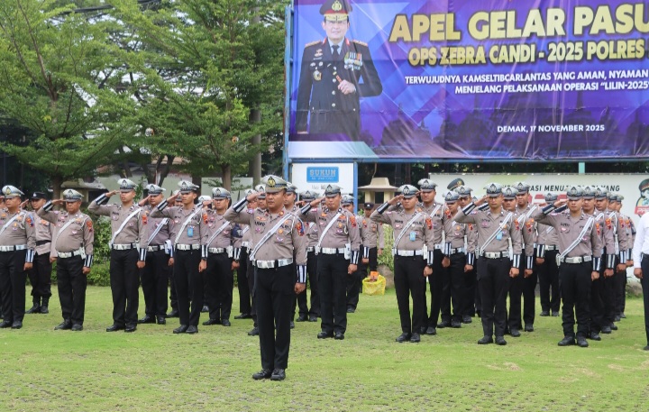 Apel Gelar Pasukan Operasi Zebra Candi 2025, di Lapangan Wicaksana Laghawa, Senin (17/11/2025).