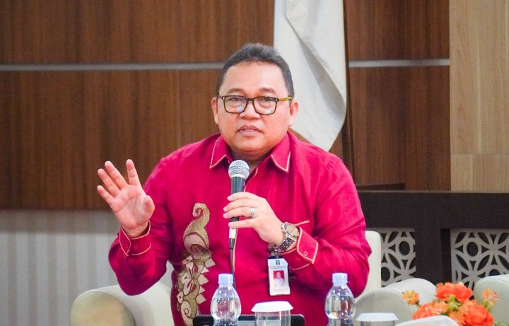 Kepala Kantor Wilayah Kementerian Hukum Jawa Tengah, Heni Susila Wardoyo menjadi narasumber Simposium Nasional dan Call For Paper yang diselenggarakan oleh Prodi Magister Kenotariatan Fakultas Hukum Universitas Negeri Sebelas Maret (UNS) Surakarta, di Aula Amiek Sumindriyatmi Gedung 3 Fakultas Hukum UNS, Senin (17/11).