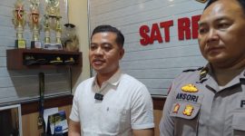 KBO Satreskrim Polres Rembang, Iptu Widodo Eko Prasetiyo (kiri) saat diwawancarai wartawan di Mapolres Rembang, Senin (17/11/2025).