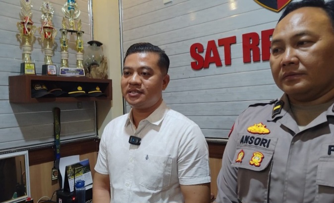 KBO Satreskrim Polres Rembang, Iptu Widodo Eko Prasetiyo (kiri) saat diwawancarai wartawan di Mapolres Rembang, Senin (17/11/2025).