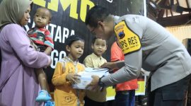 Kapolres Purbalingga, AKBP Achmad Akbar, menyerahan santunan kepada  anak yatim piatu dalam rangka memperingati Hari Ulang Tahun (HUT) Ke-80, Korps Brimob Polri di Gedung Andrawina Owabong, Selasa (18/11/2025). 