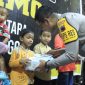 Kapolres Purbalingga, AKBP Achmad Akbar, menyerahan santunan kepada  anak yatim piatu dalam rangka memperingati Hari Ulang Tahun (HUT) Ke-80, Korps Brimob Polri di Gedung Andrawina Owabong, Selasa (18/11/2025). 