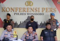 Kapolsek Mojotengah, Iptu Sudigdo (tengah) memimpim konferensi pers kasus tindak pidana pencurian sepeda motor di wilayah Kecamatan Mojotengah. Selasa (18/11).