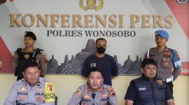 Kapolsek Mojotengah, Iptu Sudigdo (tengah) memimpim konferensi pers kasus tindak pidana pencurian sepeda motor di wilayah Kecamatan Mojotengah. Selasa (18/11).