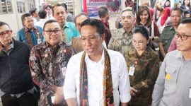 Menteri Hukum Republik Indonesia, Supratman Andi Agtas, diwawancarai awak media saat melakukan kunjungan ke Pos Bantuan Hukum (Posbankum) Kelurahan Kramas, Kecamatan Tembalang, Kota Semarang, Selasa (18/11).