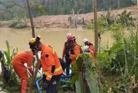 Tim SAR gabungan berupaya menyodet, membuang volume kubangan air agar tidak membahayakan tim SAR saat bekerja.