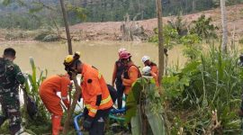 Tim SAR gabungan berupaya menyodet, membuang volume kubangan air agar tidak membahayakan tim SAR saat bekerja.
