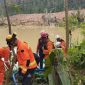 Tim SAR gabungan berupaya menyodet, membuang volume kubangan air agar tidak membahayakan tim SAR saat bekerja.
