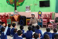 Anggota Satuan Lalu Lintas (Satlantas) Polres Purbalingga menggelar kegiatan Pendidikan Masyarakat Lalu Lintas (Dikmas Lantas) di TK Wadl Dluha Bojanegara,
Selasa (18/11/2025). 