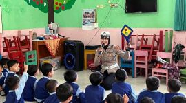 Anggota Satuan Lalu Lintas (Satlantas) Polres Purbalingga menggelar kegiatan Pendidikan Masyarakat Lalu Lintas (Dikmas Lantas) di TK Wadl Dluha Bojanegara,
Selasa (18/11/2025). 