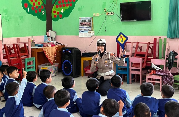 Anggota Satuan Lalu Lintas (Satlantas) Polres Purbalingga menggelar kegiatan Pendidikan Masyarakat Lalu Lintas (Dikmas Lantas) di TK Wadl Dluha Bojanegara,
Selasa (18/11/2025). 