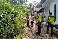Personel Polres Purbalingga bersama personel dari BPBD  Purbalingga dan para relawan membantu penanganan dampak dari tanah bergerak di Desa Maribaya, Kecamatan Karanganyar, Kabupaten Purbalingga.
