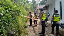 Personel Polres Purbalingga bersama personel dari BPBD  Purbalingga dan para relawan membantu penanganan dampak dari tanah bergerak di Desa Maribaya, Kecamatan Karanganyar, Kabupaten Purbalingga.
