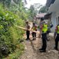Personel Polres Purbalingga bersama personel dari BPBD  Purbalingga dan para relawan membantu penanganan dampak dari tanah bergerak di Desa Maribaya, Kecamatan Karanganyar, Kabupaten Purbalingga.

