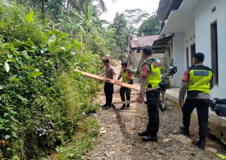Personel Polres Purbalingga bersama personel dari BPBD  Purbalingga dan para relawan membantu penanganan dampak dari tanah bergerak di Desa Maribaya, Kecamatan Karanganyar, Kabupaten Purbalingga.
