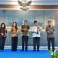Menteri Hukum Republik Indonesia, Supratman Andi Agtas (nomor tiga dari kiri) meresmikan 8563 Pos Bantuan Hukum (Posbankum) Desa/Kelurahan yang ada di Jawa Tengah, Rabu (19/11).