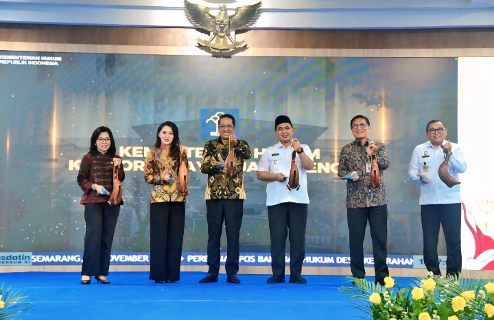 Menteri Hukum Republik Indonesia, Supratman Andi Agtas (nomor tiga dari kiri) meresmikan 8563 Pos Bantuan Hukum (Posbankum) Desa/Kelurahan yang ada di Jawa Tengah, Rabu (19/11).