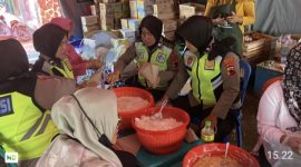 Anggota Polwan membantu memasak makanan di dapur umum yang didirikan BPBD di lokasi bencana tanah bergerak, Desa Maribaya, Kecamatan Karanganyar, Kabupaten Purbalingga.