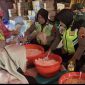 Anggota Polwan membantu memasak makanan di dapur umum yang didirikan BPBD di lokasi bencana tanah bergerak, Desa Maribaya, Kecamatan Karanganyar, Kabupaten Purbalingga.