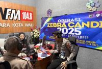 Satlantas Polres Demak melaksanakan sosialisasi Operasi Zebra Candi 2025 melalui program talk show di Radio Suara Kota Wali 104.8 FM, Selasa (18/11).