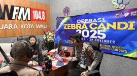 Satlantas Polres Demak melaksanakan sosialisasi Operasi Zebra Candi 2025 melalui program talk show di Radio Suara Kota Wali 104.8 FM, Selasa (18/11).