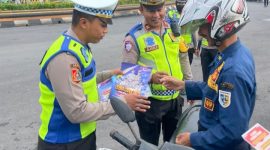 Anggota Satuan Lalu Lintas Polres Demak mensosialisasikan Operasi Zebra Candi 2025 kepada pengendara sepeda motor di Alun-alun Demak, Rabu (19/11/2025). 