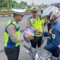 Anggota Satuan Lalu Lintas Polres Demak mensosialisasikan Operasi Zebra Candi 2025 kepada pengendara sepeda motor di Alun-alun Demak, Rabu (19/11/2025). 