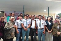 Menteri Hukum RI, Supratman Andi 
Agtas (tengah) saat mengunjungi Pos Bantuan Hukum (Posbankum) Kelurahan Kramas, Kecamatan Tembalang, Kota Semarang, Selasa (18/11).