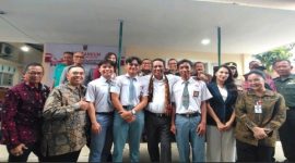 Menteri Hukum RI, Supratman Andi 
Agtas (tengah) saat mengunjungi Pos Bantuan Hukum (Posbankum) Kelurahan Kramas, Kecamatan Tembalang, Kota Semarang, Selasa (18/11).
