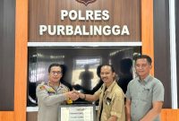 Kapolres Purbalingga, AKBP Achmad Akbar menerima penghargaan dari ketua Komunitas Seni Purbalingga (Konsep), Fajar Tri Pamudji, Kamis (20/11/2025).