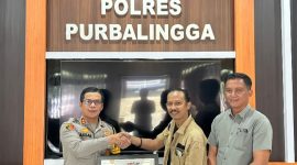 Kapolres Purbalingga, AKBP Achmad Akbar menerima penghargaan dari ketua Komunitas Seni Purbalingga (Konsep), Fajar Tri Pamudji, Kamis (20/11/2025).