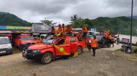 Tim SAR Gabungan melanjutkan pencarian korban tanah longsor di dukuh Situkung desa Pandanarum, Kabupaten Banjarnegara, Jumat (21/11).