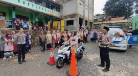 Petugas Satuan Lalu Lintas Polres Purbalingga memberikan pelatihan teknik berkendara yang aman kepada para santri Pondok Pesantren Minhajut Tholabah, Kecamatan Bukateja, Jumat (21/11/2025).