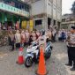Petugas Satuan Lalu Lintas Polres Purbalingga memberikan pelatihan teknik berkendara yang aman kepada para santri Pondok Pesantren Minhajut Tholabah, Kecamatan Bukateja, Jumat (21/11/2025).