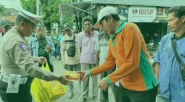 Satuan Lalu Lintas (Satlantas) Polres Demak melaksanakan kegiatan Jum’at Berkah dengan berbagi nasi kotak kepada masyarakat, Jumat (21/11/2025).