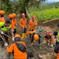 Tim SAR Gabungan sedang mengevakuasi 2 jasad korban tanah Longsor Banjarnegara, pada Jumat (21/11).