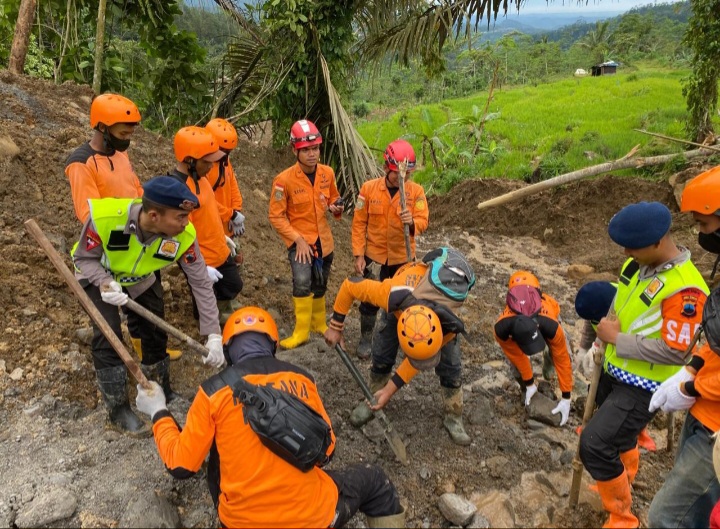 Tim SAR Gabungan sedang mengevakuasi 2 jasad korban tanah Longsor Banjarnegara, pada Jumat (21/11).
