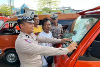Anggota Polres Purbalingga mensosialisasikan tertib berlalu lintas di pangkalan angkot, Sabtu (22/11/2025).